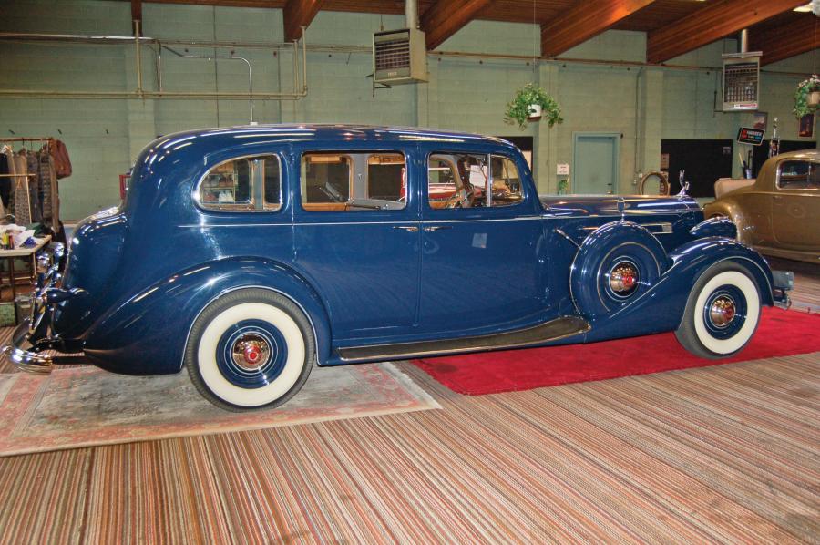  Packard Twelve 7-Passenger Touring Sedan 1937 года  (фото 7 из 7)